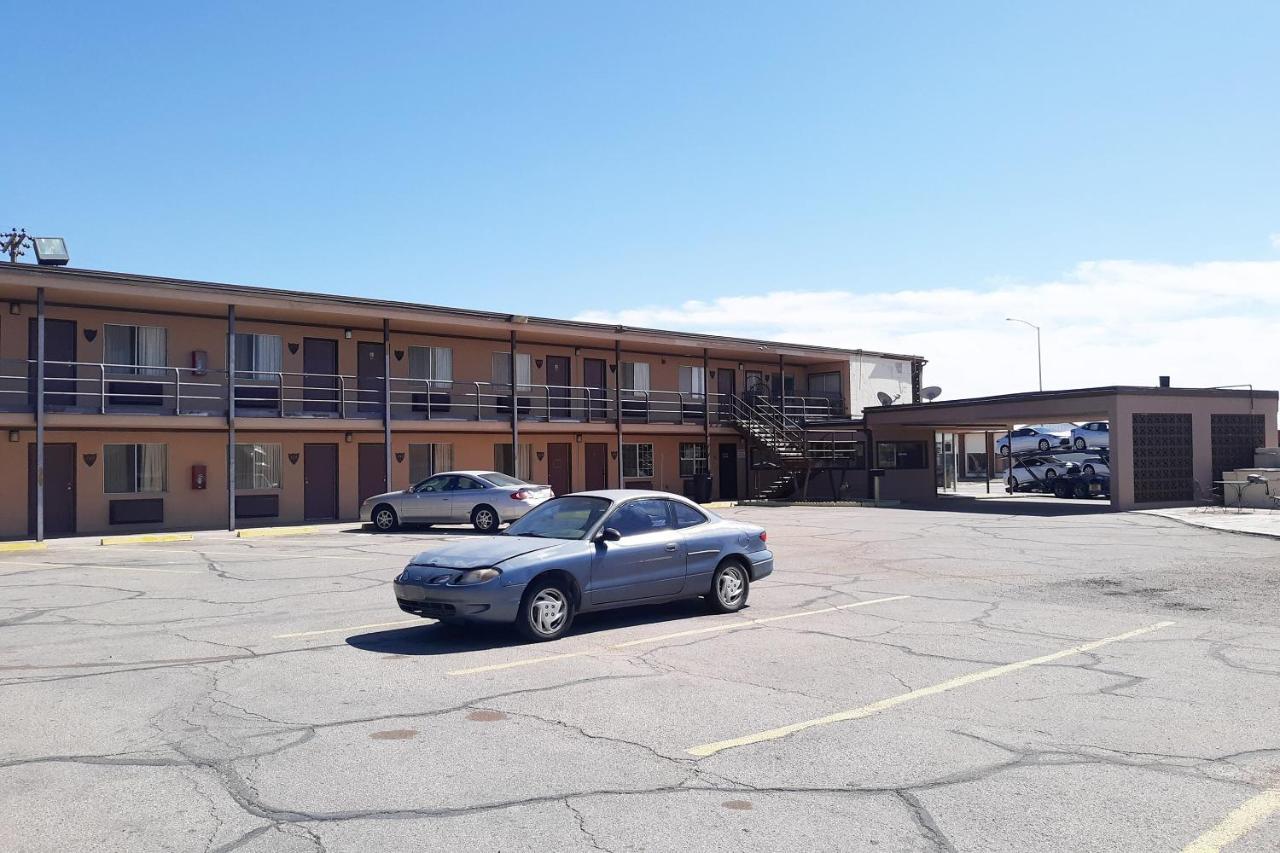 Oyo Hotel Kings At Clovis Exterior photo
