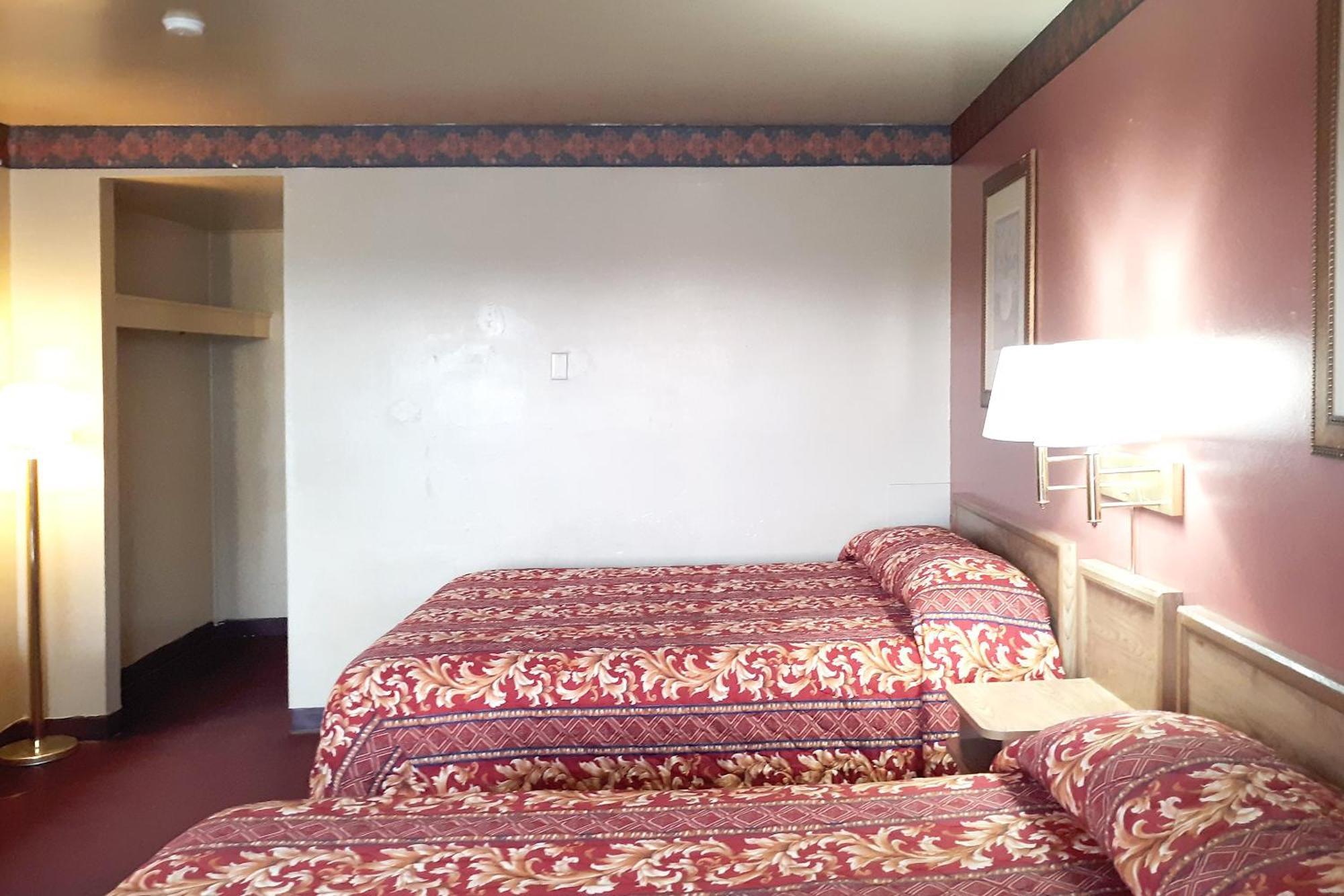 Oyo Hotel Kings At Clovis Exterior photo